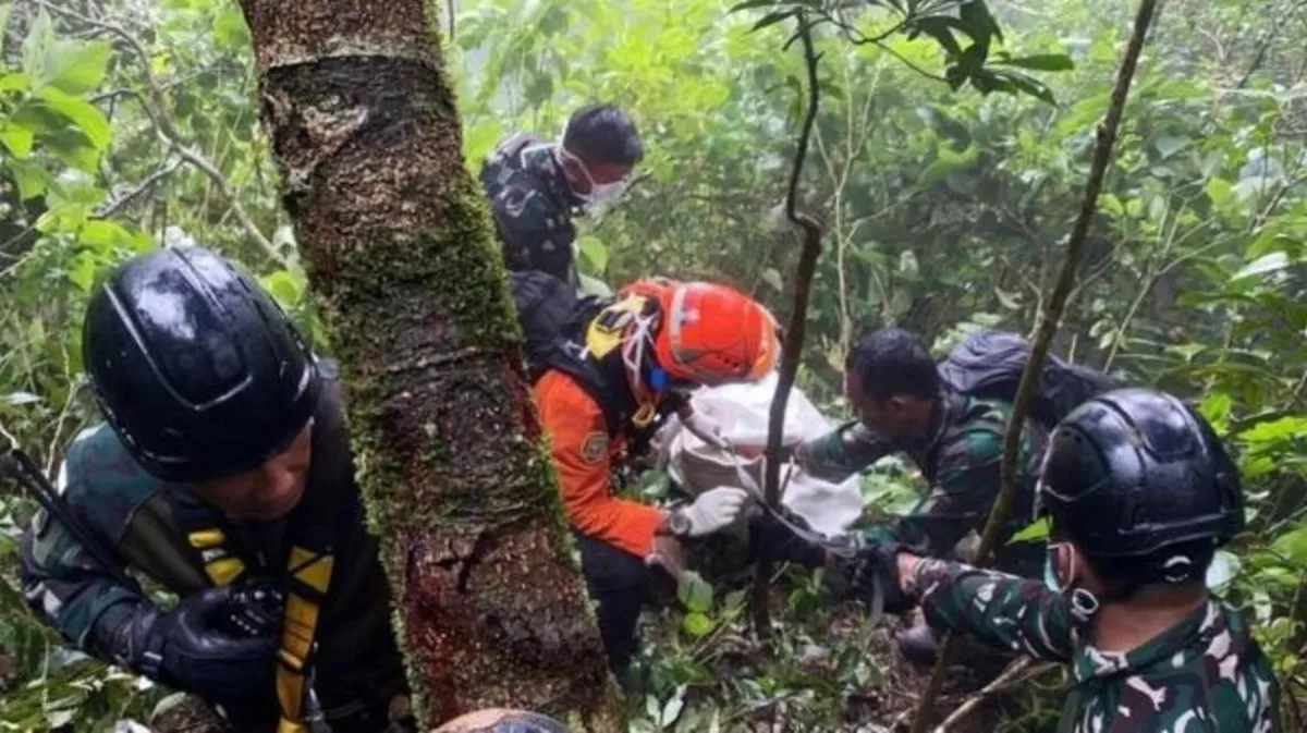 Tim Evakuasi. Tim masih evakuasi korban tewas terjepit reruntuhan helikopter jatuh dan terbakar di Kecamantan Nanga Taman, Kabupaten Sekadau, Provinsi Kalimantan Barat, Kamis, 16 April 2026 dan dilanjutkan Jumat, 17 April 2026