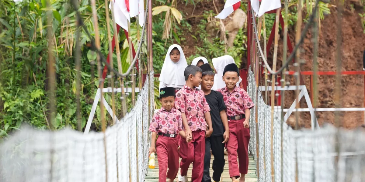 Selain menjadi jalur pendidikan, jembatan gantung Harumandala ini kini menjadi urat nadi ekonomi baru. (Dok ist)