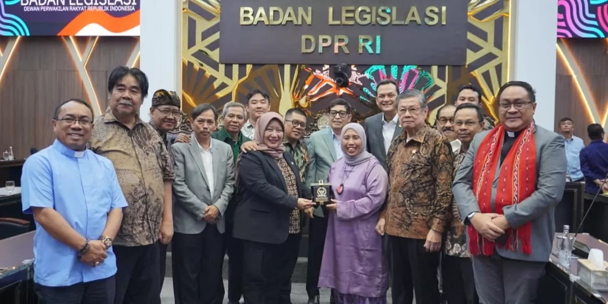 Penyerahan cindera mata dari Baleg DPR kepada Fasilitator IRI Indonesia didampingi para advisory council IRI Indonesia, usai RDPU tentang RUU Masyarakat Adat, di gedung DPR RI, Kamis 18 Juni 2026.  (Dok. IRI Indonesia/Fajar)