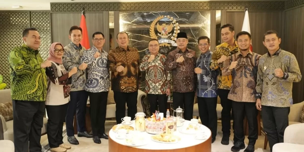 Wakil Ketua DPR RI Sufmi Dasco Ahmad dan Cucun Ahmad Syamsurijal menerima kunjungan jajaran pengurus Asosiasi Pemerintah Kabupaten Seluruh Indonesia (APKASI) di Ruang Pimpinan, Gedung Nusantara III, Kompleks Parlemen Senayan, Jakarta, pada Jumat (24/7/2026) pagi. (Dok. Istimewa)