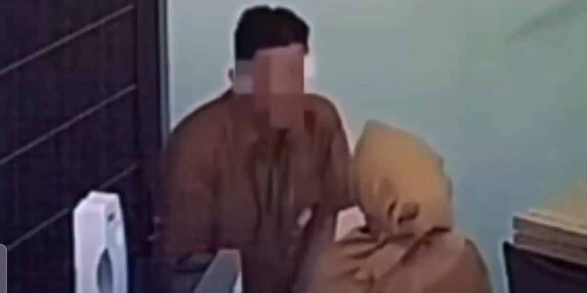 Contoh Judul: - Skandal Asusila yang Diduga Libatkan Pegawai ASN Pemprov Sumbar Mendadak Viral di Medsos, Gimana Awalnya? - Respons Sekda usai Viral Rekaman Tak Senonoh yang Diduga Libatkan Pegawai ASN Pemprov Sumbar: Harap Sabar - Beredar Video Dugaan Asusila Pegawai ASN di Kantor Pemprov Sumbar: T