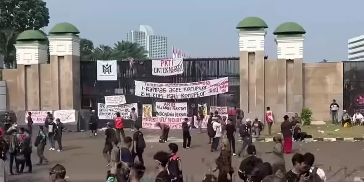 Situasi demo 27 Agustus 2026 di depan Gedung DPR/MPR RI. (Threads/ilhampid)