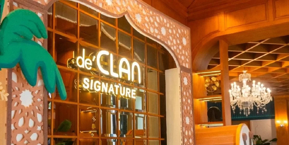 Petugas membawa barang bukti hasil penggeledahan Cafe De'Clan Signature untuk kepentingan penyidikan dugaan korupsi yang masih terus berkembang. (Dok. Instagram.com @declansignature)