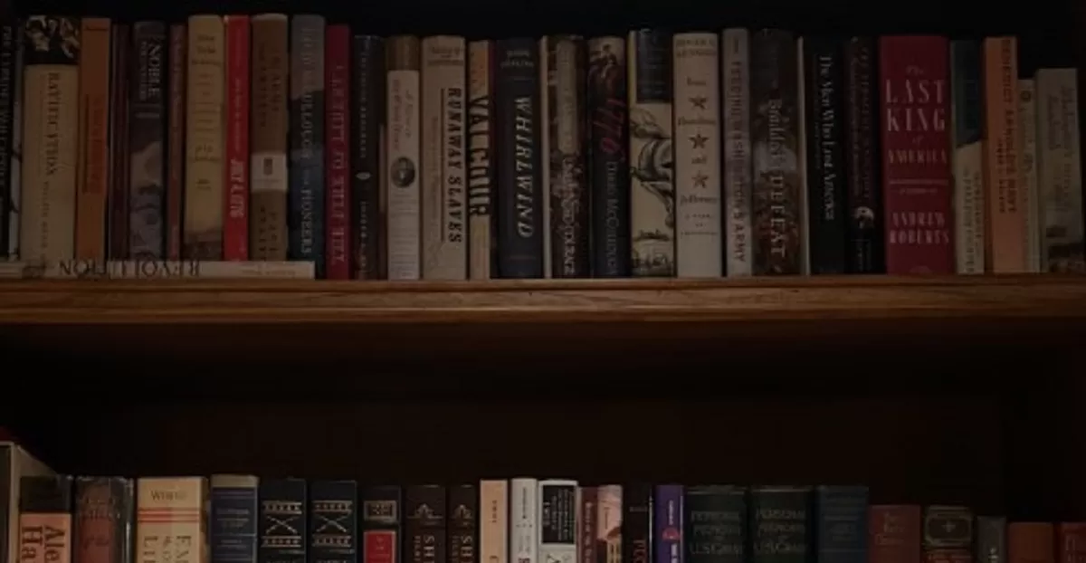 Perpustakaan Hambalang memperlihatkan ragam buku tentang sejarah, geopolitik, budaya, dan kepemimpinan yang menarik perhatian publik. (Dok.Instagram.com @dirgayuza)
