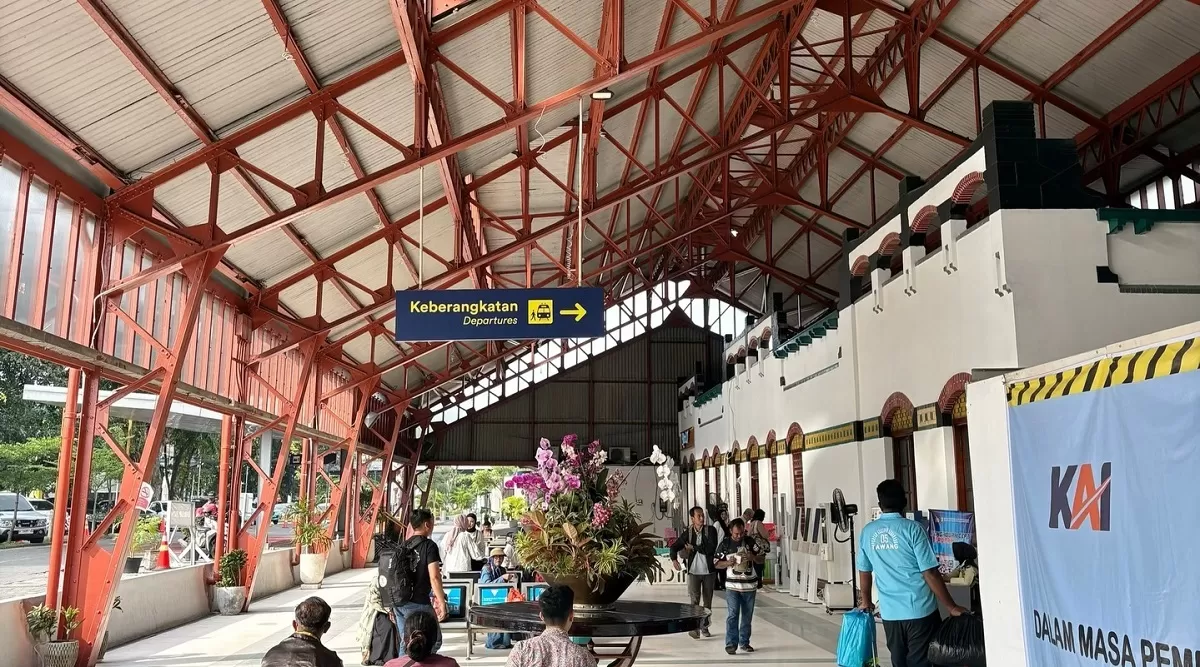 Aktivitas penumpang di Stasiun Tawang terus meningkat didukung layanan kereta api yang semakin andal dan tepat waktu. (Instagram.com @semarangprojects)