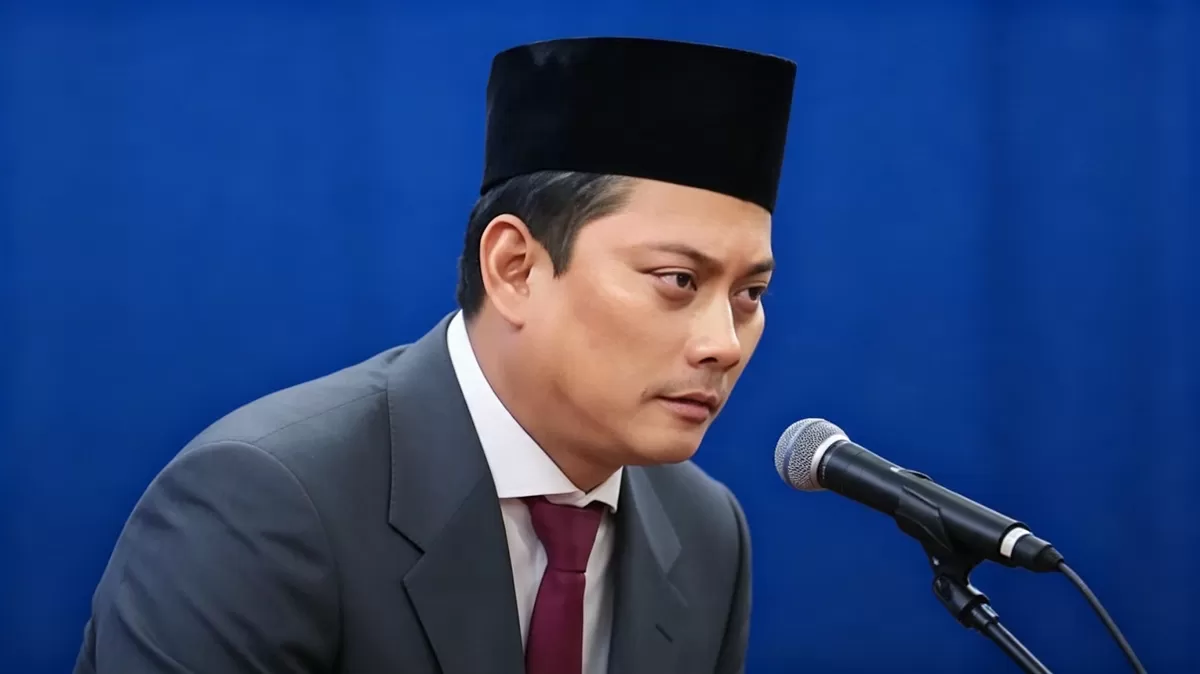 Anggota Dewan Gubernur BI Thomas AM Djiwandono yang juga keponakan Presiden Prabowo Subianto mengawali karier sebagai jurnalis sebelum berkiprah di sektor keuangan. (Dok. Kreasi Dola AI)