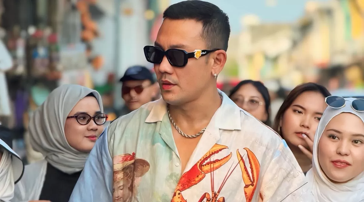 Rekaman Denny Sumargo memperlihatkan Doktif membahas produk White Tomato dan meminta Densu membacakan kandungannya, sebelum video tersebut dipersoalkan dalam persidangan. (Facebook.com @Denny Sumargo)