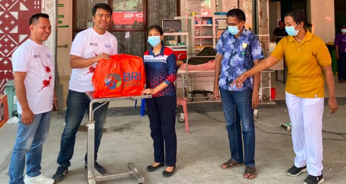 Relawan BRI Peduli menyalurkan bantuan langsung kepada warga terdampak gempa Flores di Maumere, Kabupaten Sikka. Bantuan kebutuhan dasar diberikan sebagai bagian dari respons tanggap bencana. (Dok BRI)