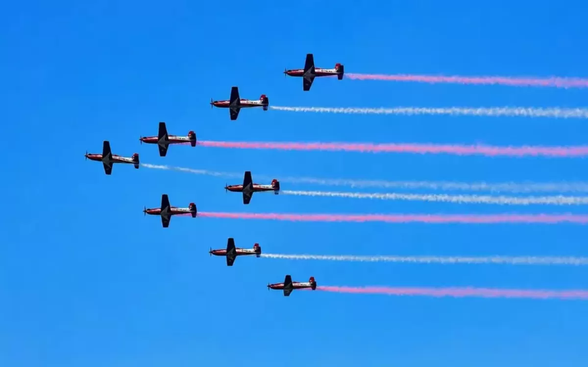 Atraksi Jupiter Aerobatic Team (JAT) dalam demonstrasi udara menjelang perayaan HUT ke-81 Kemerdekaan Republik Indonesia. (Istimewa/jangkauindonesia.com)
