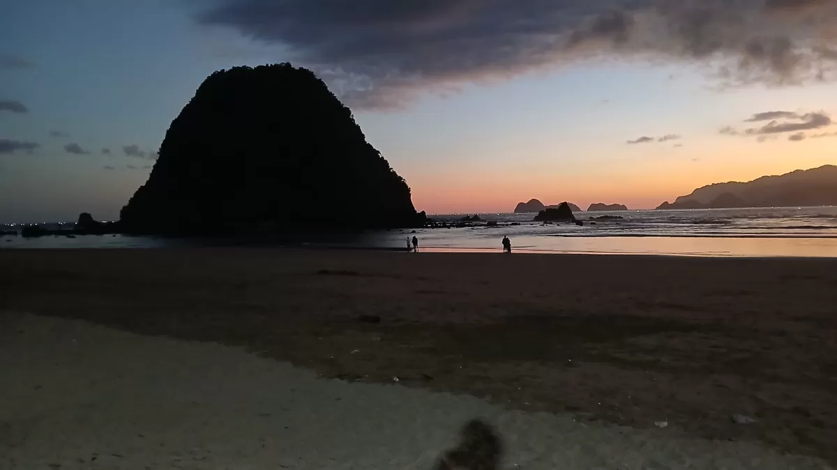Pantai Pulau Merah hingga Mustika Dibanjiri Wisatawan, Kunjungan Nataru 2026 Tembus 55 Ribu