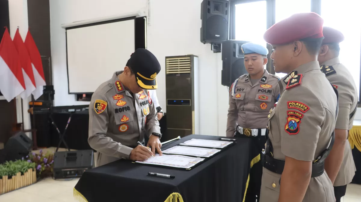 Prosesi Penandatanganan Sartijab oleh Kombespol Dr. Rofiq  Ripto Himawan Kapolres Banyuwangi Pergantian Posisi Kasat dan Kapolsek 
