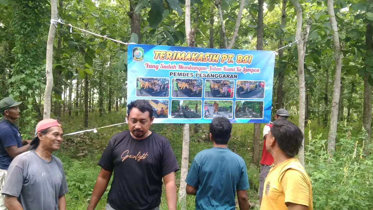 Jalan Rusak 10 Tahun Akhirnya Diaspal, Warga Lampon Bentangkan Spanduk &ldquo;Terima Kasih PT BSI&rdquo;