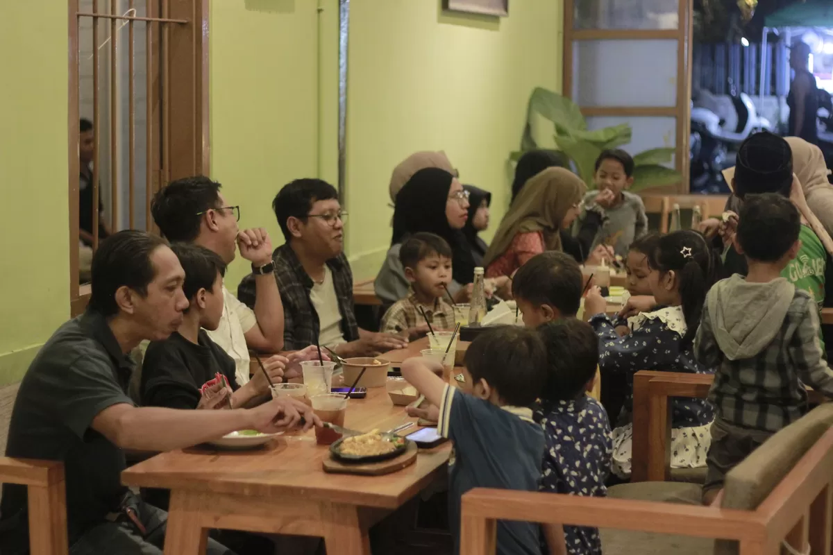 Warga Santap Masakan Promo Paket Bukber Sukaria