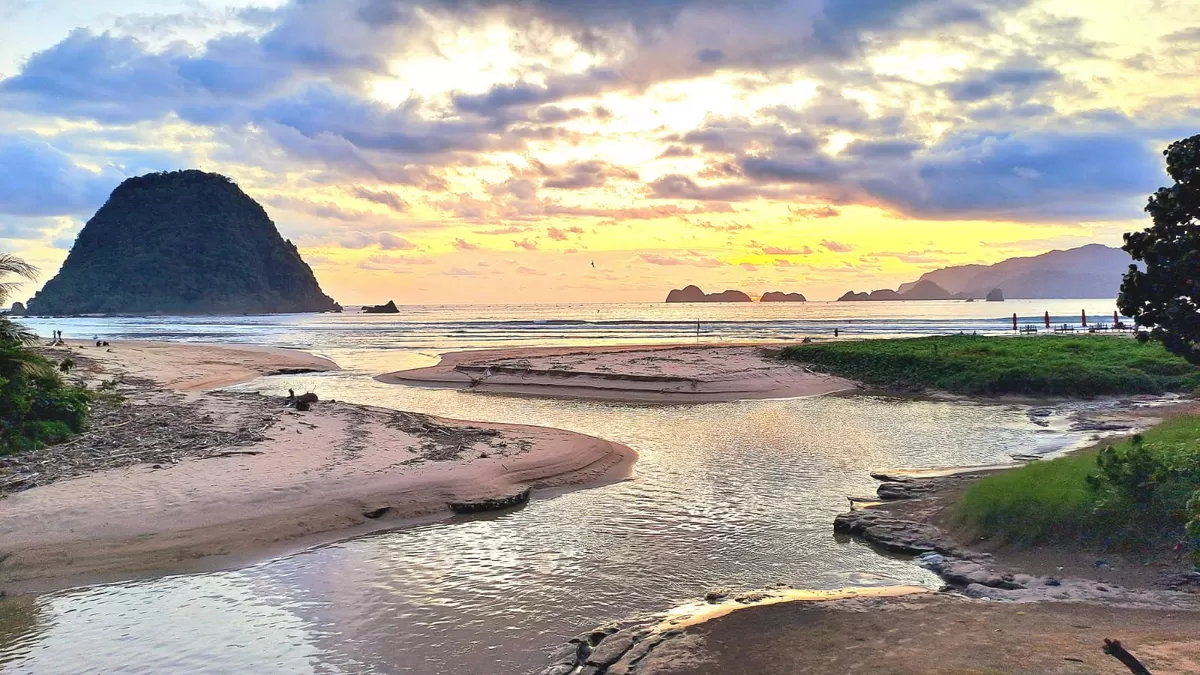 Libur Lebaran 2026, Pantai Pulau Merah hingga Pulau Bedil Diserbu Wisatawan
