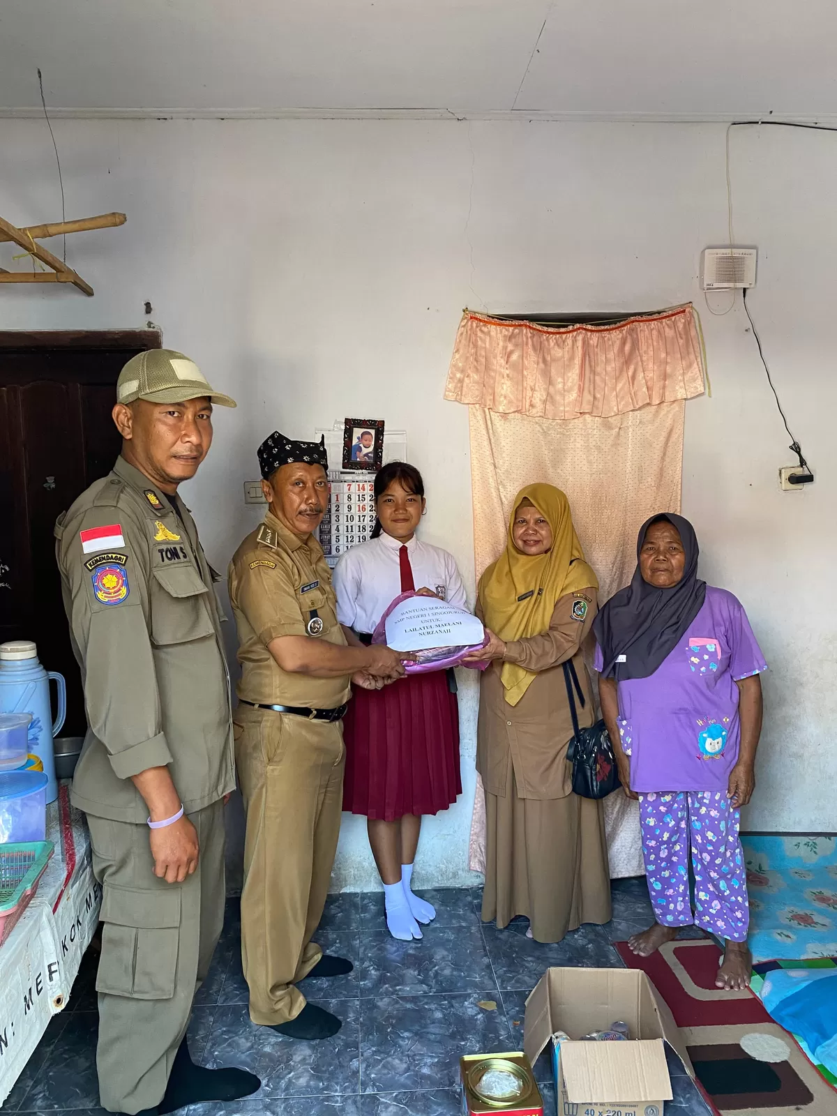 SMPN 1 Singojuruh Banyuwangi Salurkan Bantuan Seragam Gratis untuk Siswa Kurang Mampu, Diprioritaskan Yatim Piatu