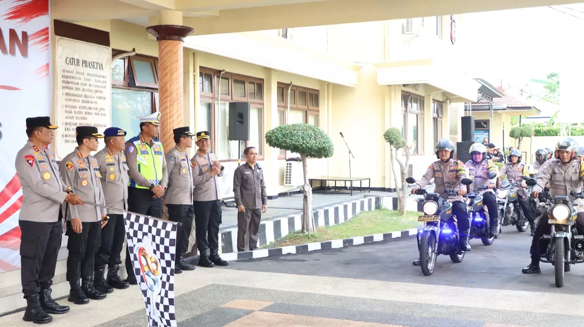 Situasi pada saat Kapolda Jawa Timur membrangkatkan rombongan 