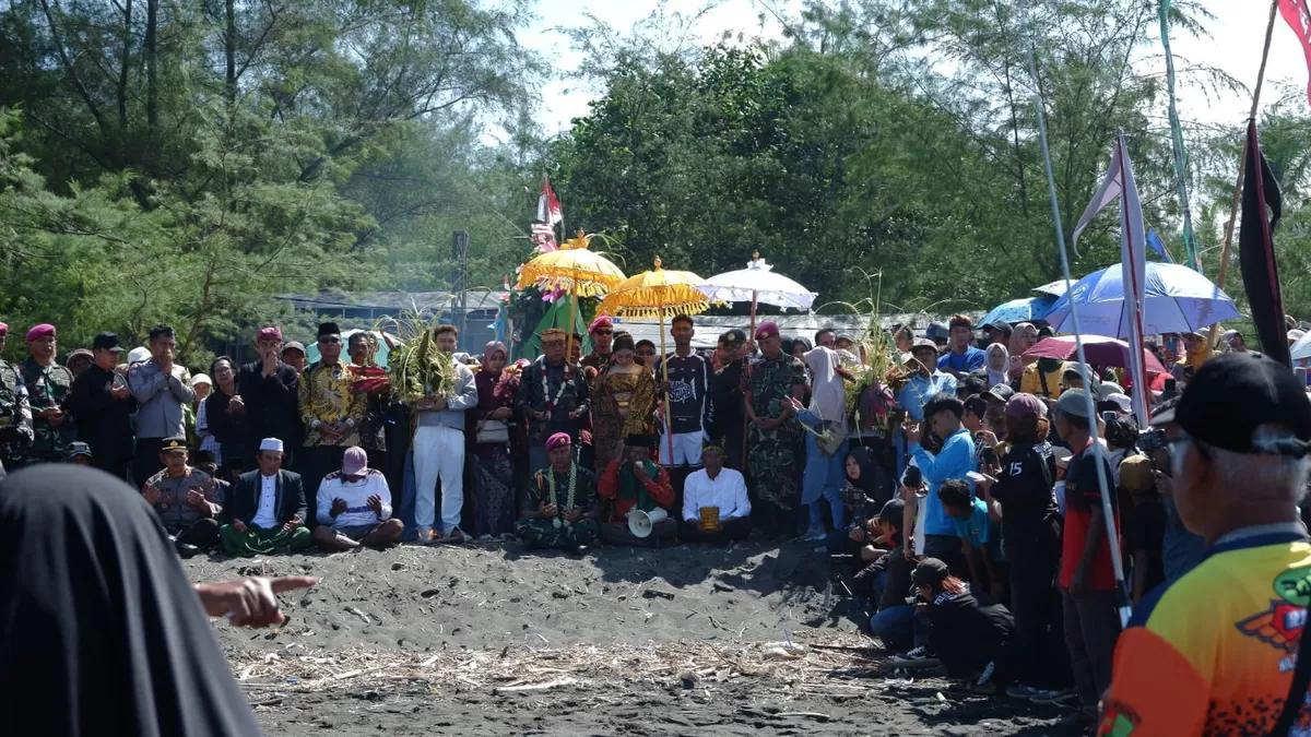 Dukung Tradisi Petik Laut Lampon, PT BSI Hadir Lestarikan Budaya Nelayan Banyuwangi