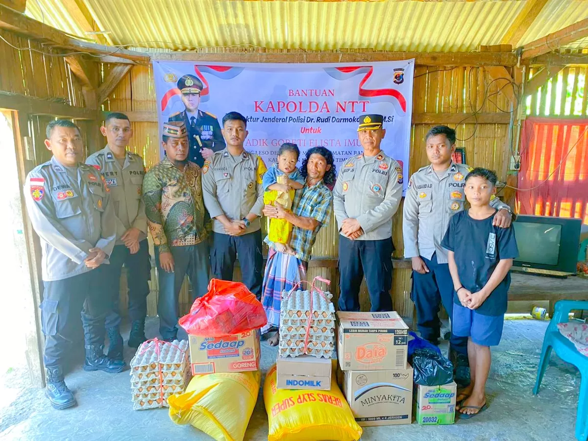 Kapolda NTT melalui Polres Manggarai Timur menyerahkan bantuan untuk Goreti Elista penyandang Disabilitasenyerahkan  (Foto: Jhi. S-Idenusantara.com)