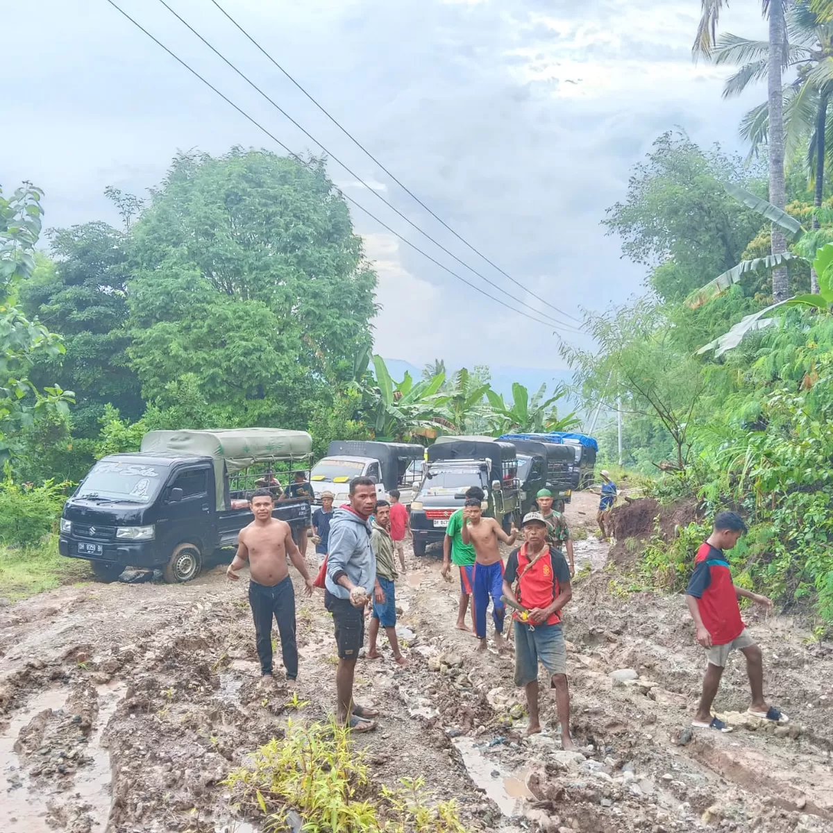 Kondisi jalan di Amfoang selatan yang diterlantarkan Pemda kota Kupang  (Foto: istimewa)