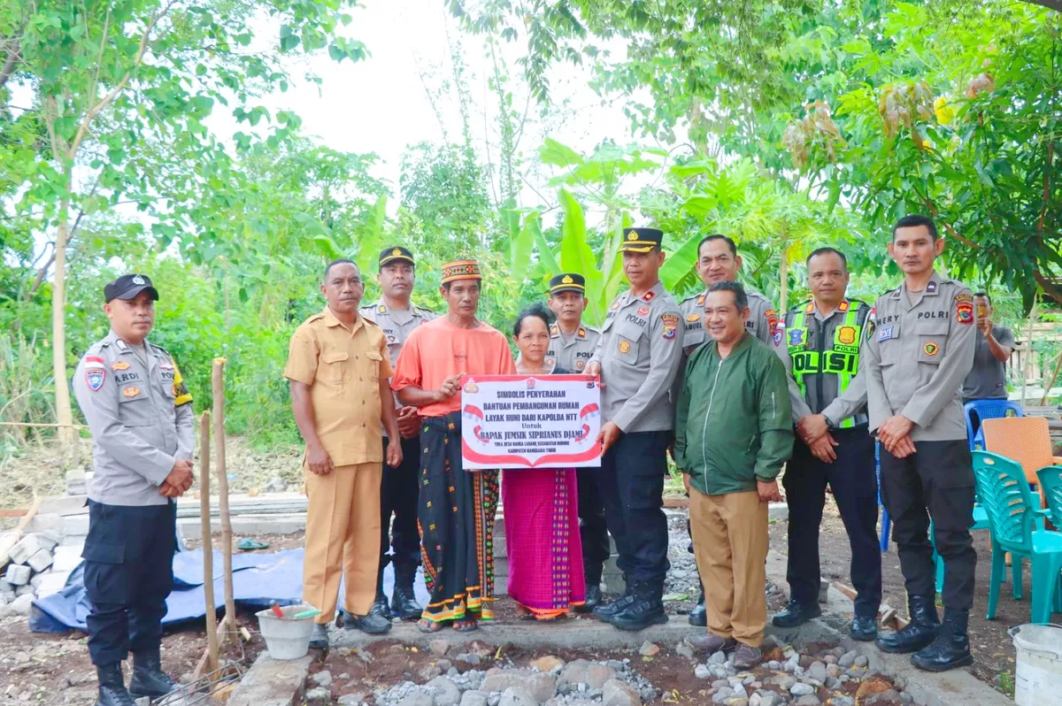 Kapolda NTT bantu warga kurang mampu di Manggarai Timur (Foto:Dok.Polres Manggarai Timur)