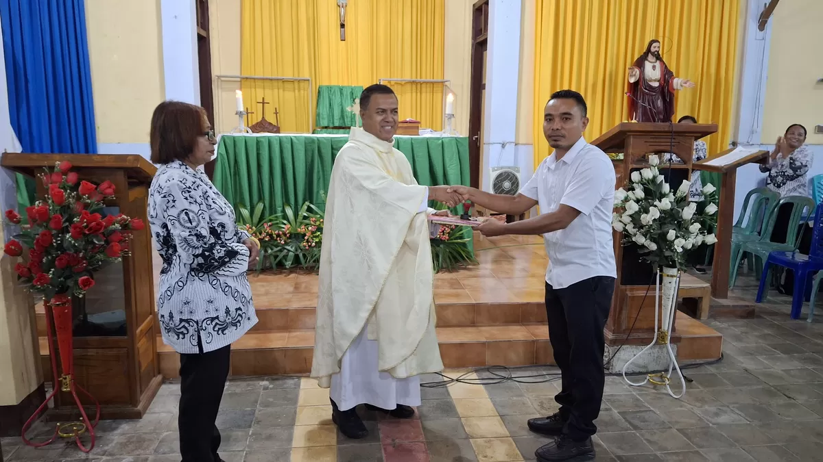 Siprianus Andro Dono, S.Pd resmi menjabat sebagai Kepala Sekolah SDK Kedindi.  (Gordi Jamat)