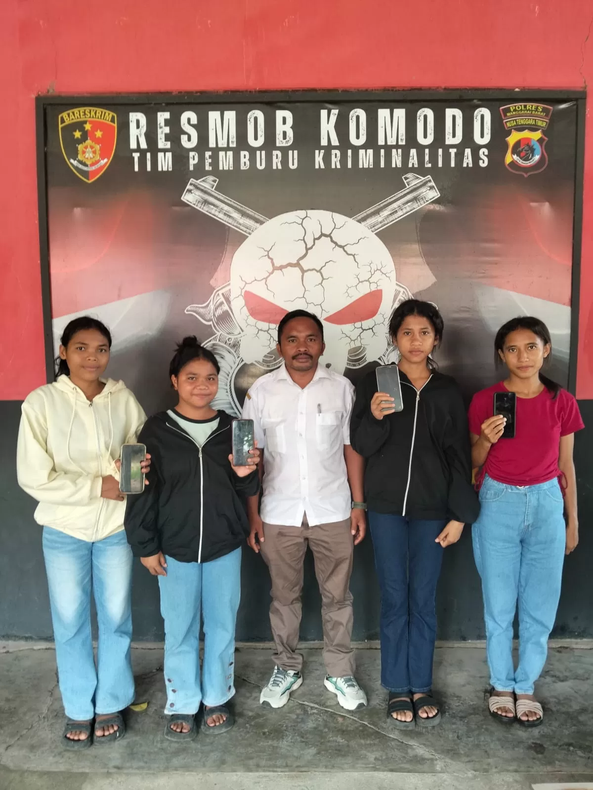 Polisi kembalikan handphone milik anak asrama putri di Welak (Foto : Istimewa)