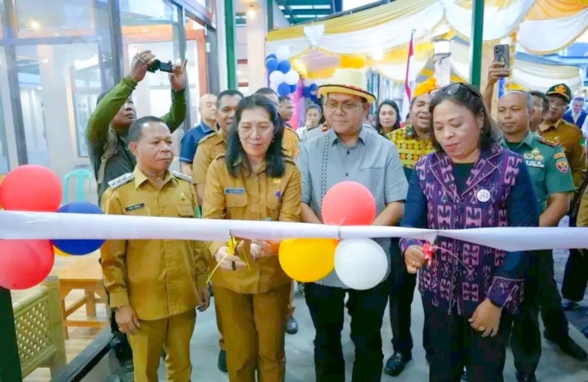 Gubernur Melki bersama sejumlah pejabat saat meresmikan NTT  Mart di Kabupaten Ngada (Foto:Biro Setda Prov NTT)
