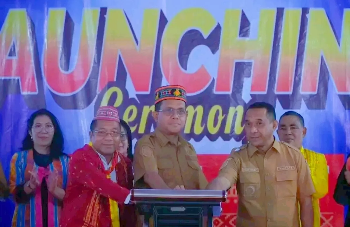 Gubernur Melki Laka Lena saat meresmikan NTT Mart di kabupaten Manggarai (Foto: Kominfo Manggarai)