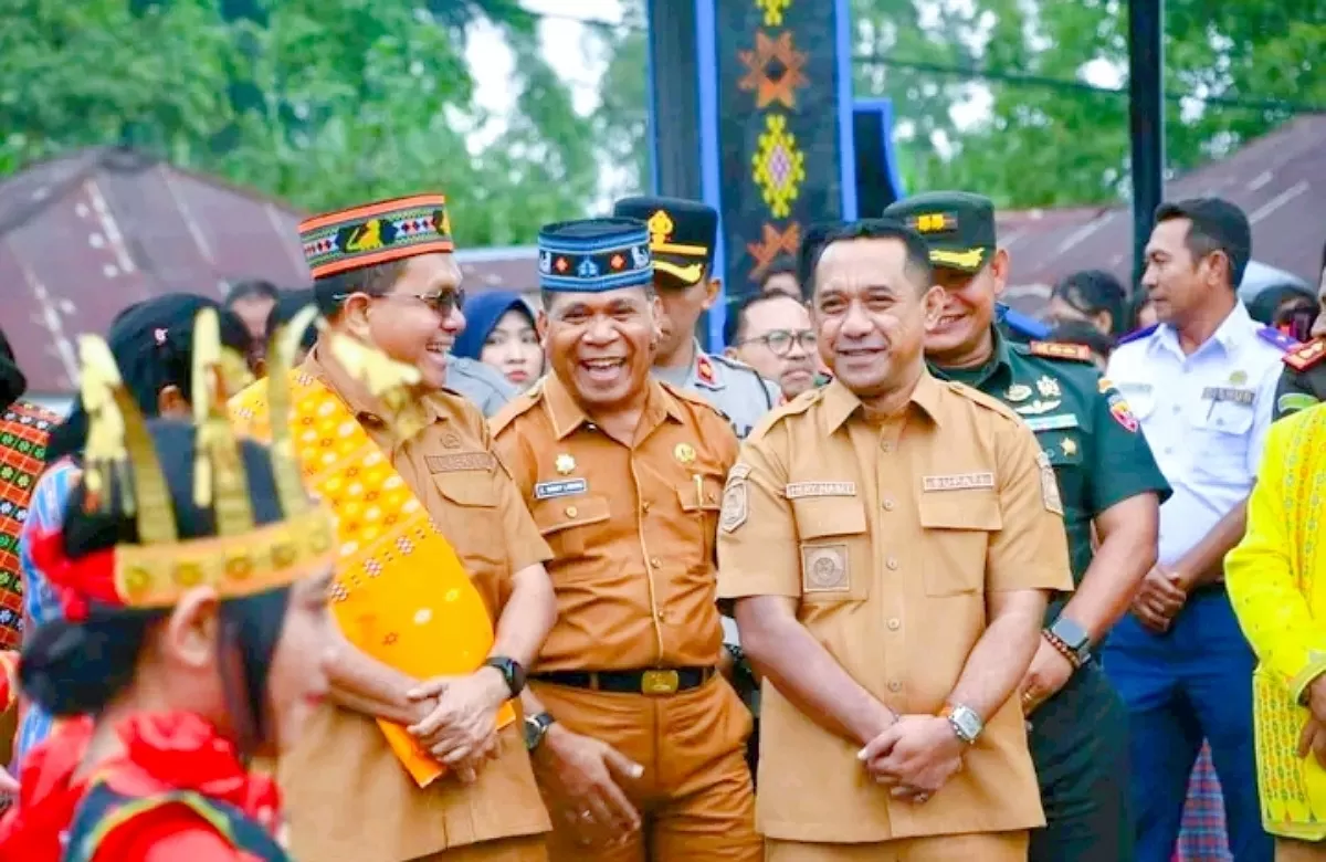 Gubernur Melki dan Bupati Hery dan pejabat lainnya saat peresmian NTT Mart di Kabupaten Manggarai (Foto:Biro Setda Prov NTT)