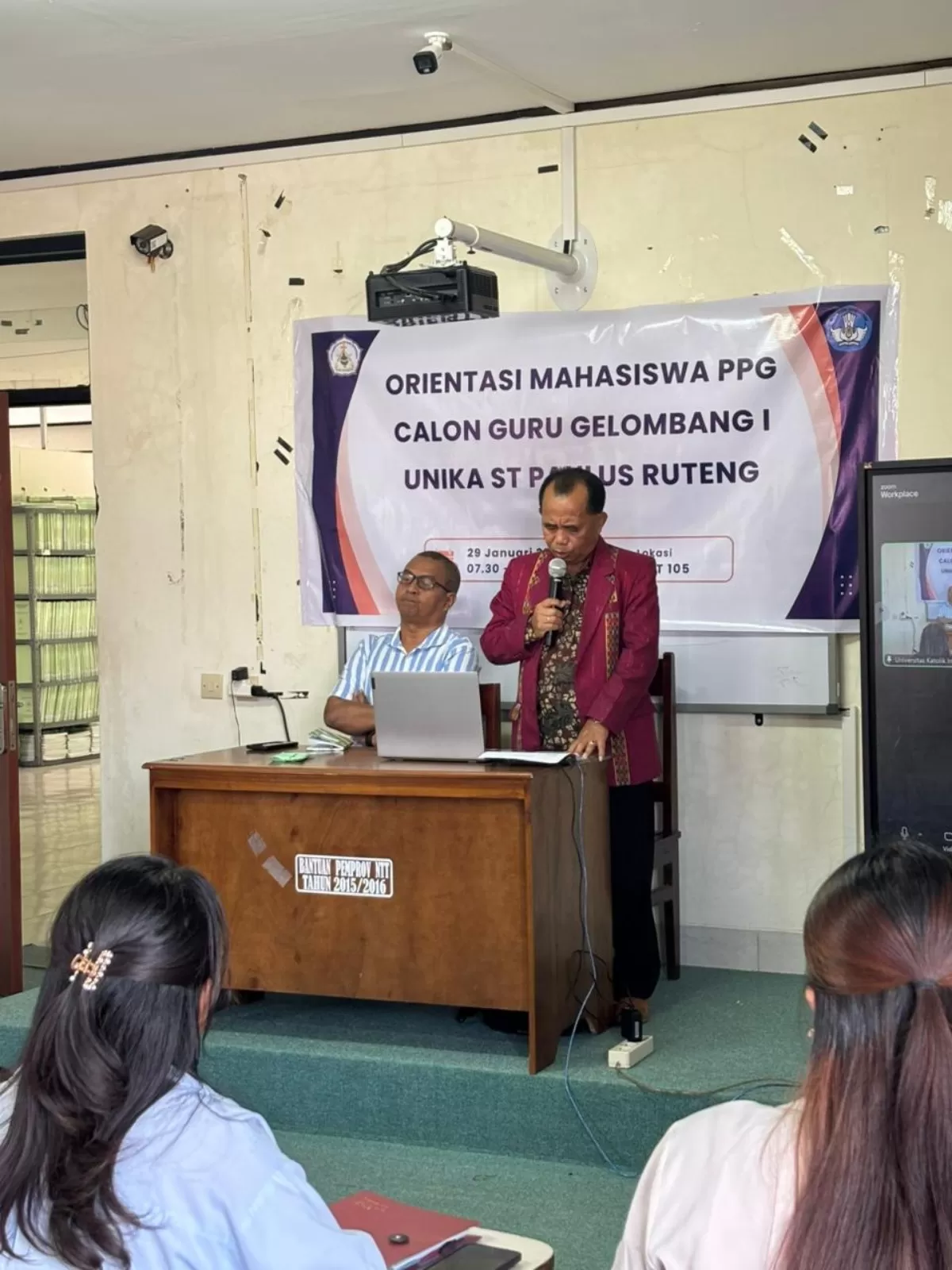Ketua Program Studi PPG Unika St. Paulus Ruteng, Drs. Eliterius Sennen, M.Pd., saat memberikan sambutan dalam kegiatan Orientasi Mahasiswa PPG Calon Guru Gelombang I Tahun 2026 pada Kamis, 29 Januari 2026. (Sumber Foto: Humas Unika Santu Paulus Ruteng)