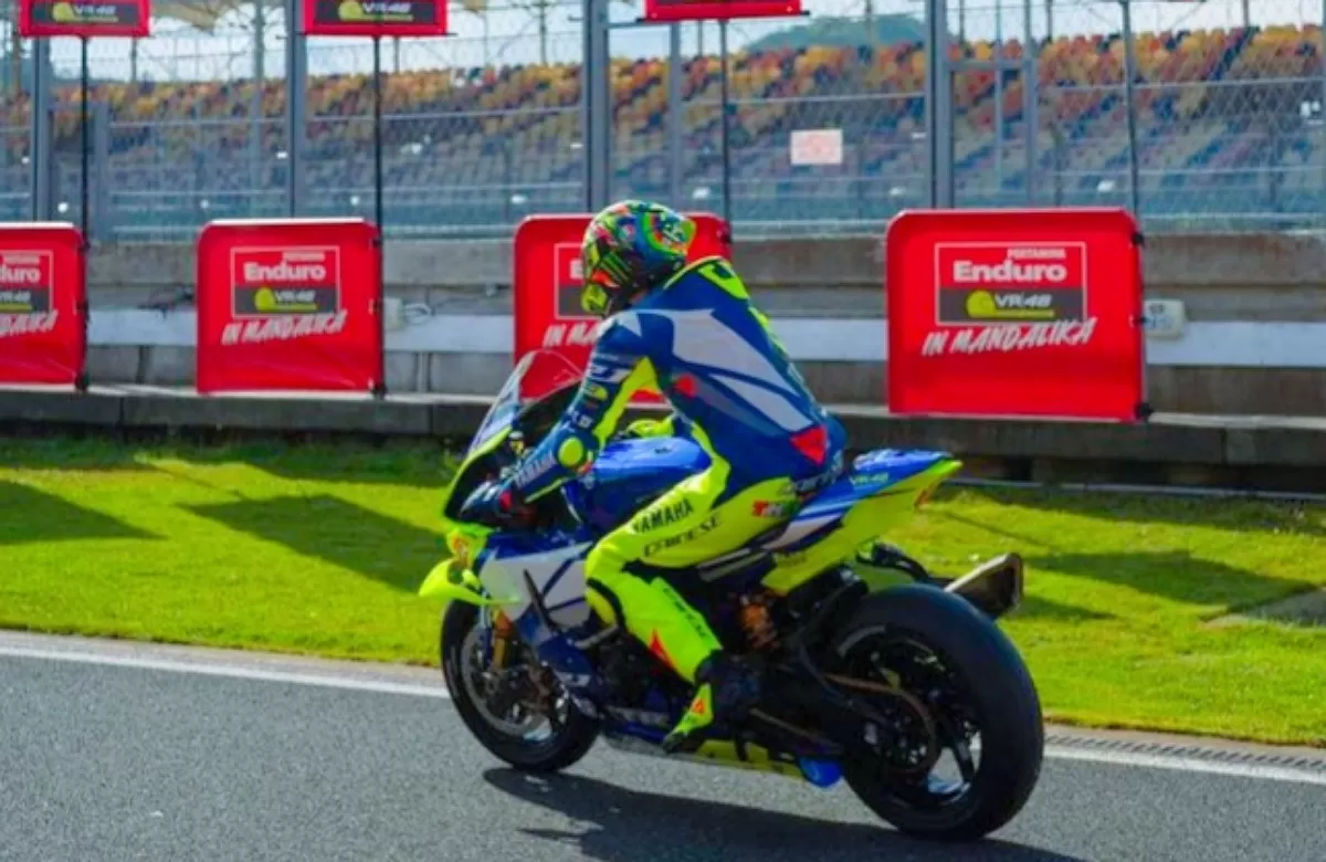 Legenda MotoGP, Valentino Rossi saat beraksi di Sirkuit Mandalika (Foto:Dok.Pertamina Enduro)