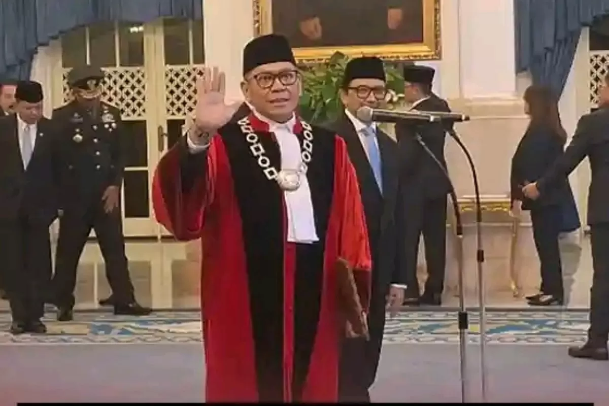 Adies Kadir saat dilantik menjadi Hakim MK oleh Presiden (Dok:MI)