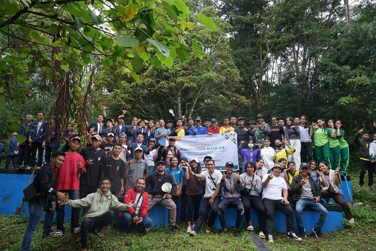 Persatuan Jurnalis Manggarai (PRISMA) menggelar kegiatan penghijauan melalui penanaman pohon di kawasan mata air Wae Pong Waso, Ruteng, pada Minggu (8/2/2026). (Dok Ide Nusantara/ Gordi Jamat)