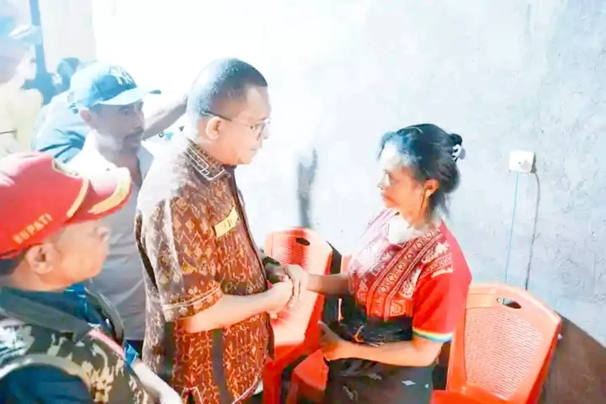 Gubernur NTT, Emanuel Melkiades Melki Laka Lena secara langsung mengunjungi keluarga dari Yohanes Bastian Roja atau yang disingkat YBR (10), siswa Kelas IV SD asal Kampung Dona, Desa Naruwolo Kecamatan Jerebuu, Kabupaten Ngada  (Foto:Biro Setda Prov NTT)