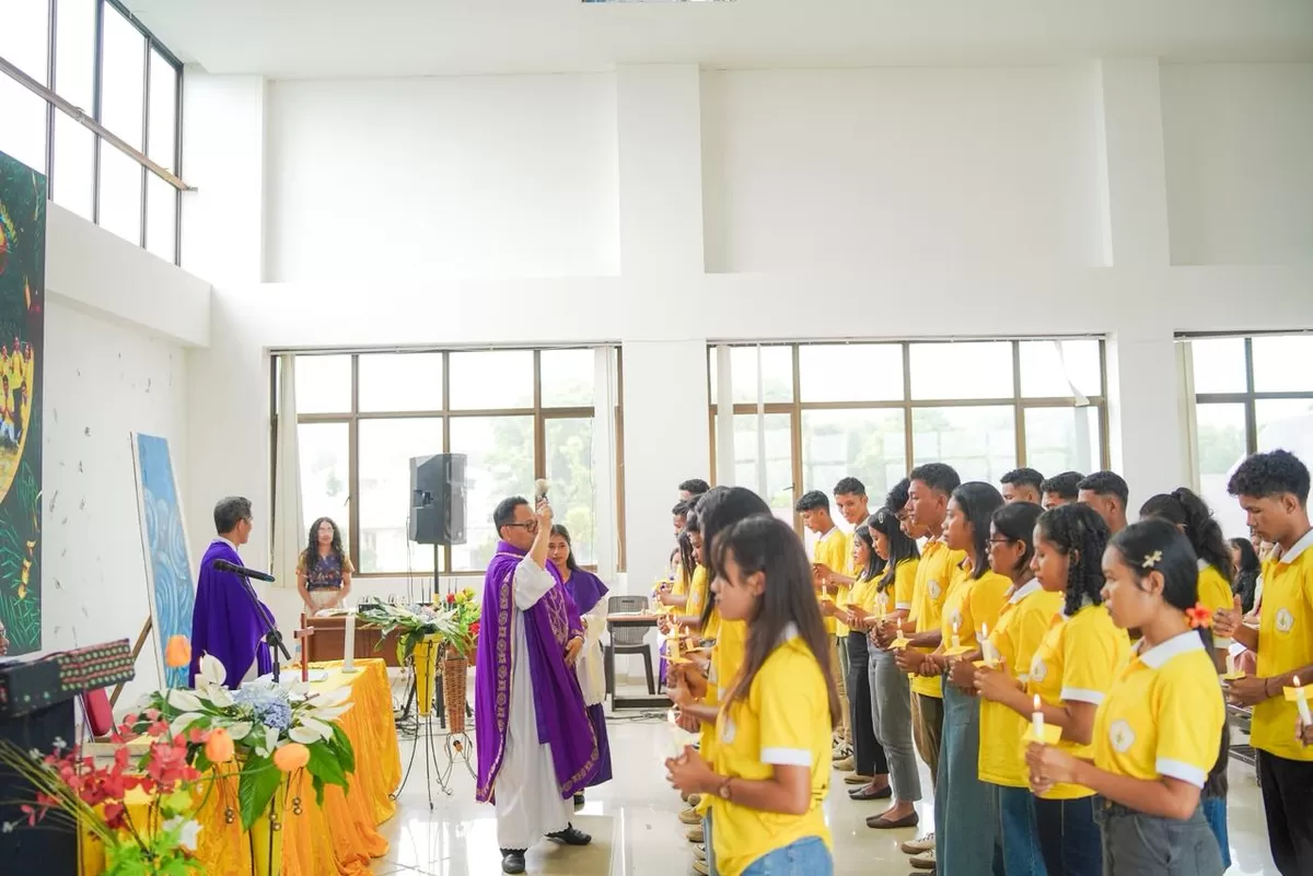 sebanyak 29 mahasiswa Unika Santu Paulus Ruteng mengikuti misa pengukuhan Kader Synergoi Paulus Angkatan III.  (Dok. Ide Nusantara/Gordi Jamat)