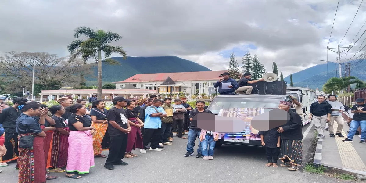 Keluarga Almarhumah Restiana Tija menggelar aksi unjuk rasa di depan kantor Polres Manggarai pada Senin sore (23/1/2026). (Foto: Gordi Jamat)