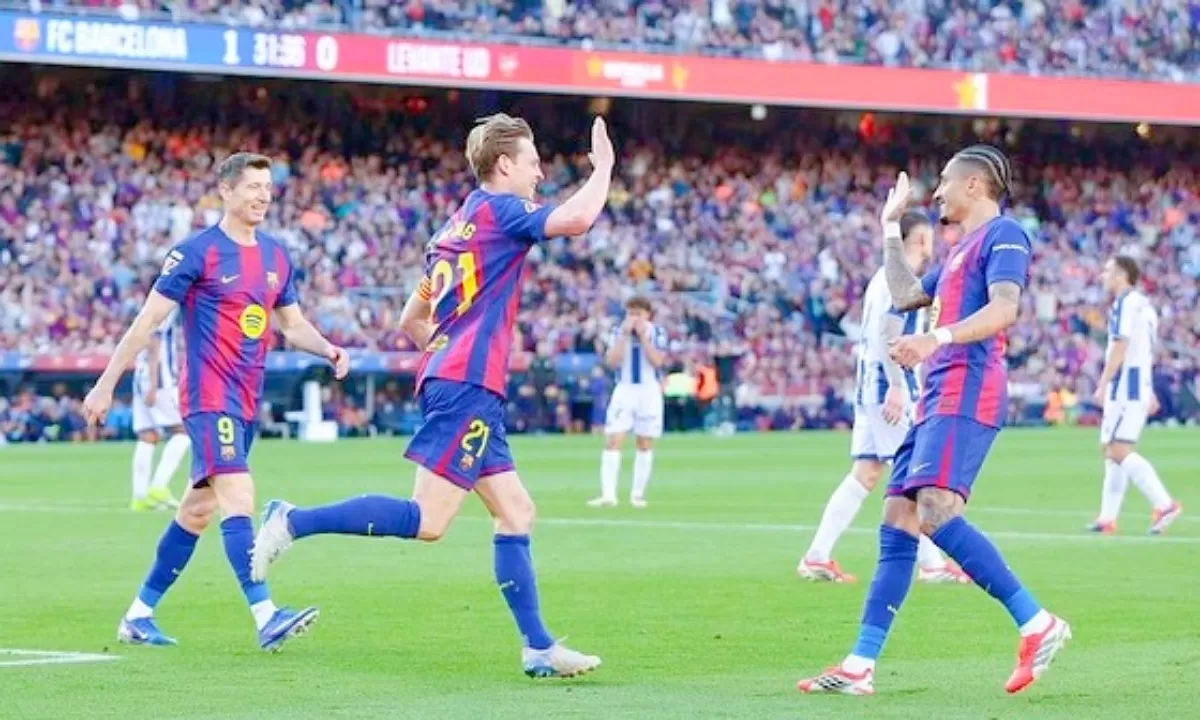 Skuad Barcelona saat merayakan gol ke gawang Levante
