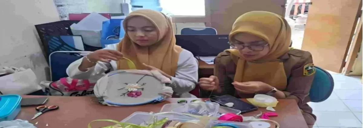 Ramadan Jadi Ruang Kreatif: Staf Dinas di Kabupaten Solok Asah Keterampilan Sulaman Demi UMKM Naik Kelas