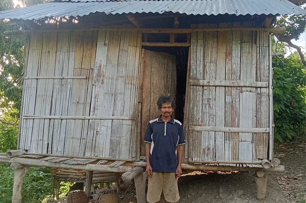Donatus Ruek tinggal seorang diri di gubuk reyotnya (Foto:Edvon M)