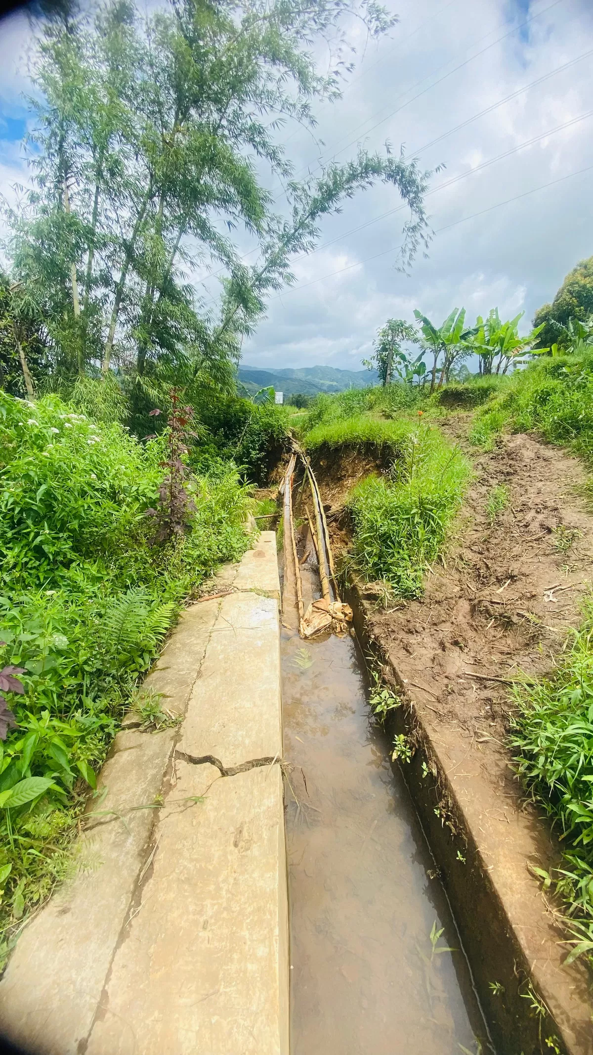 Salah satu proyek milik PT Adhi Karya yang berada di wilayah Manggarai, Provinsi NTT. Masyarakat minta proyek dampingan Kejaksaan Tinggi NTT itu segera diperbaiki.  (Idenusantara.com/CM)