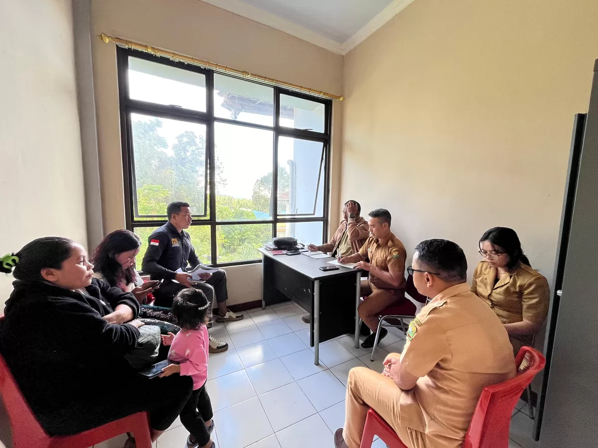 Mantan karyawan SPPG Dapur MBG Wae Ri'i, Maria Noviati Jaya yang didampingi kuasa hukumnya resmi melayangkan pengaduan ke Dinas Ketenagakerjaan Kabupaten Manggarai 