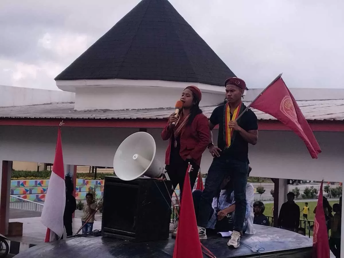 Keterangan foto: ketua Presidium PMKRI Cabang Ruteng berorasi di depan Kantor Polres Manggarai.  (Gordi Jamat)
