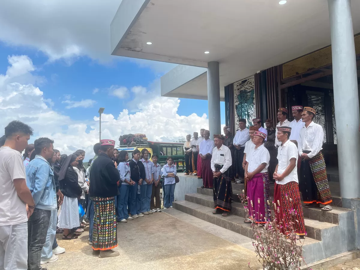 Mahasiswa Jurusan PBSI Unika Santu Paulus Ruteng diterima secara adat di Gereja Copu Paroki  Santu Antonius Abas Beokina pada Rabu (1/4/2026)  (Foto: Even)