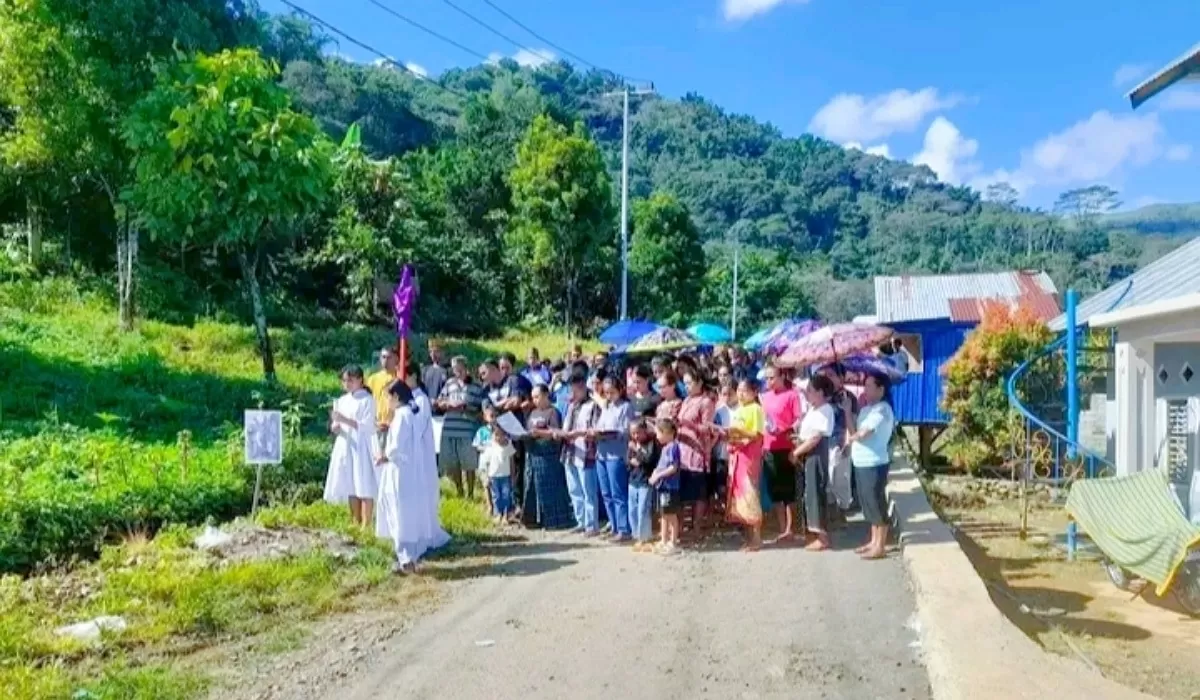 Umat stasi Compang Ngeles saat mengikuti prosesi jlan salib Jumat Agung (Foto:Dok.FX )
