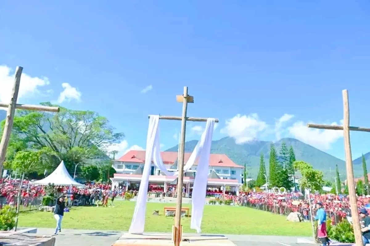 Suasana Jalan Salib di Natas Labar Ruteng (Foto:Nana Jhi-Idenusantara.com)