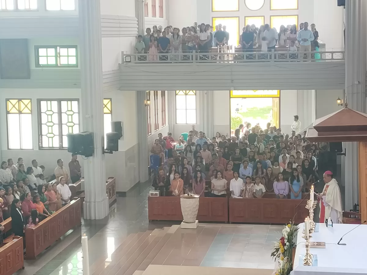 Uskup Keuskupan Ruteng, Mgr. Siprianus Hormat, Pr memimpin misa ketiga Minggu Paskah di Gereja Katedral Ruteng (Gordi Jamat)