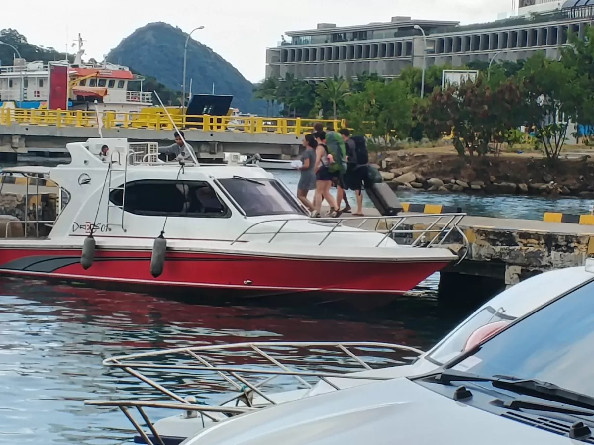 Polisi Gerak Cepat Bantu Wisatawan Jerman yang Telantar di Labuan Bajo (Foto: Humas Polres Manggarai Barat)