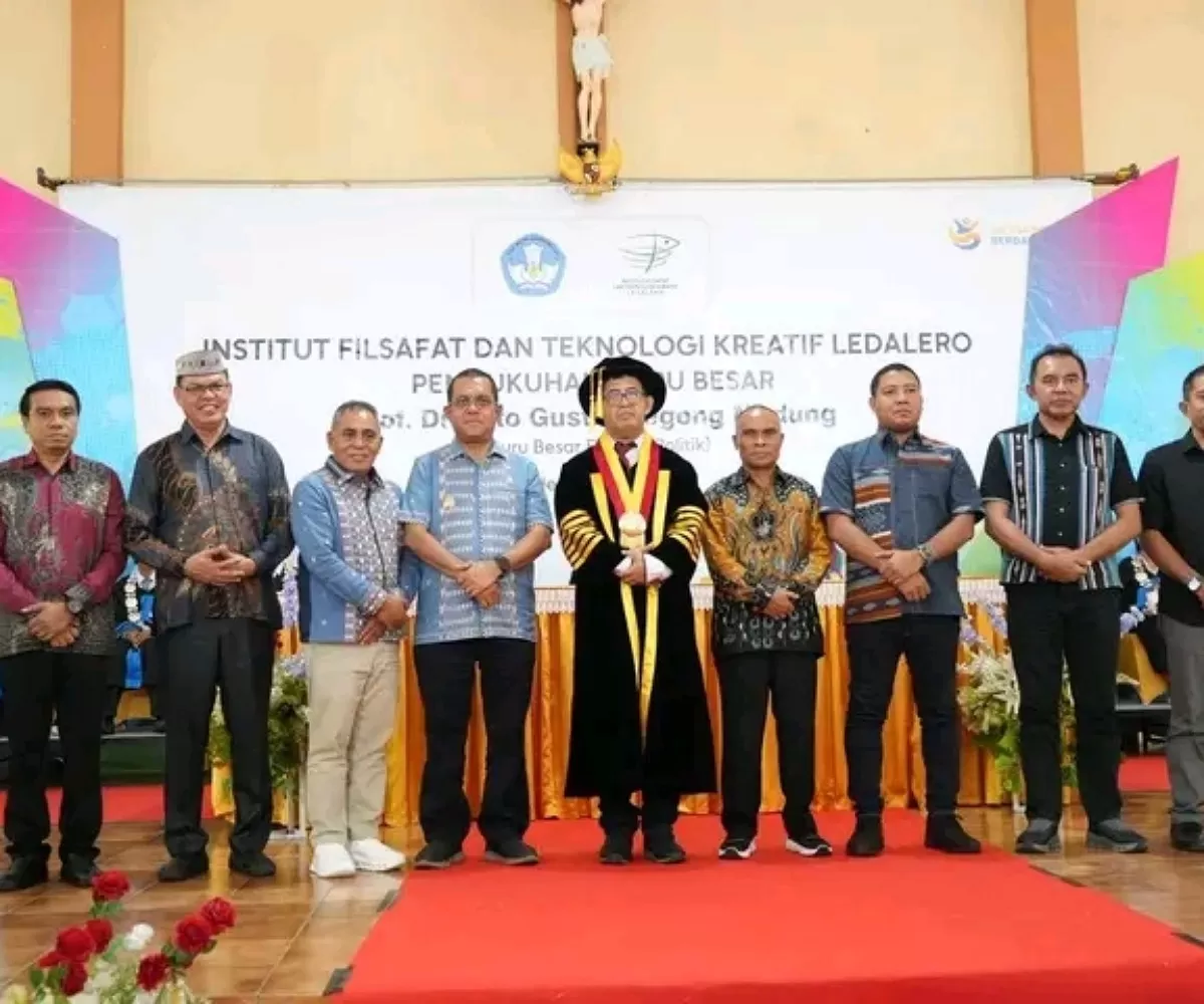 Gubernur Melki saat foto bersama di momen pengukuhan Guru Besar P. Prof. Dr. Otto Gusti Ndegong Madung, SVD di Maumere (Foto: Dok IFTK Ledalero)