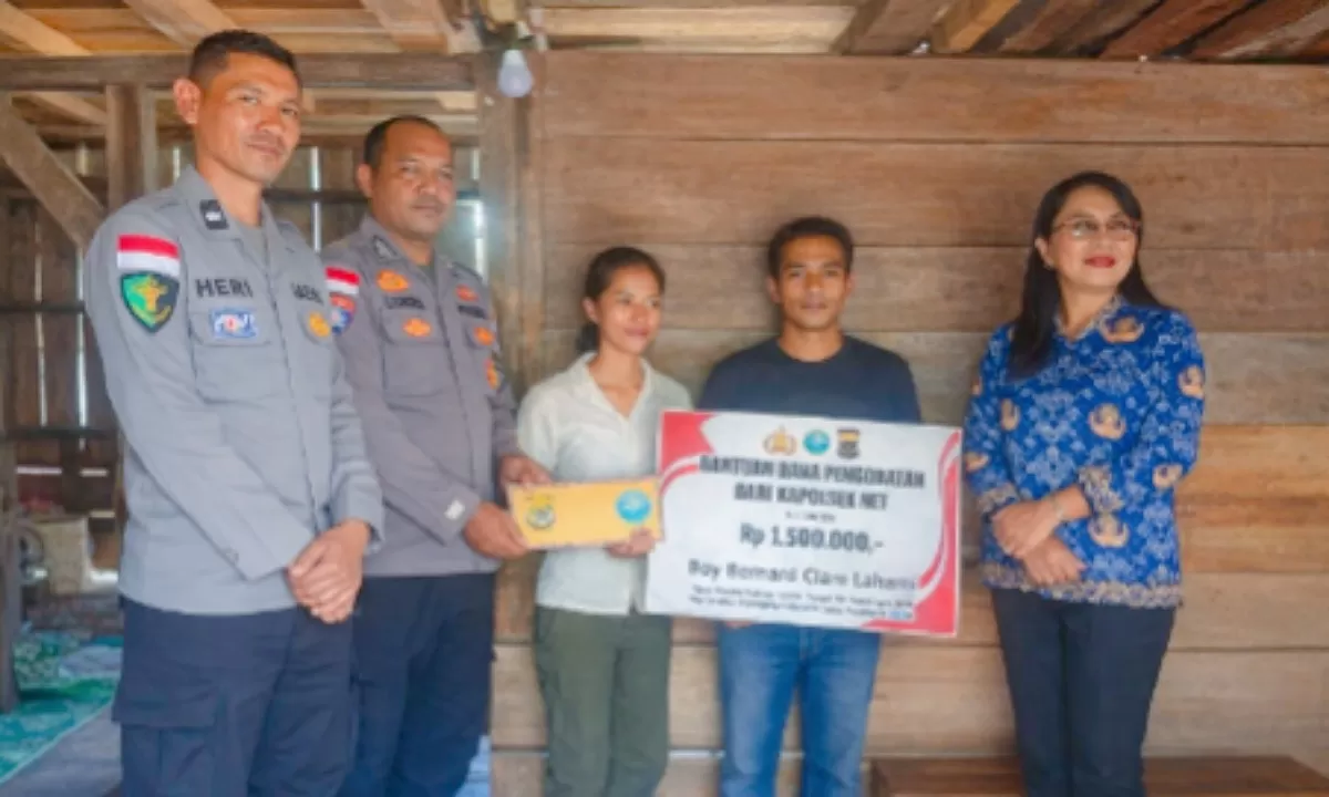 Bhabinkamtibmas Desa Gurung Liwut Bripka Leonardus Beke dan Aipda Heribertus B. Tena bersama Yani Gagu Kadis Sosial Matim saat menyerahkan  bantuan untuk anak penderita hidrosefalus di Gurung Liwut