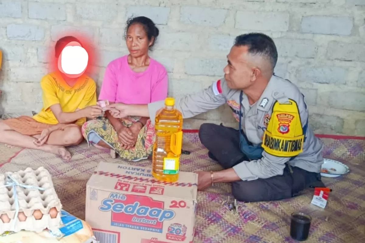 Aipda Sukiman saat menyerahkan bantuan untuk adik Tasia Laka (Foto: Ejhi. S-Idenusantara.com)